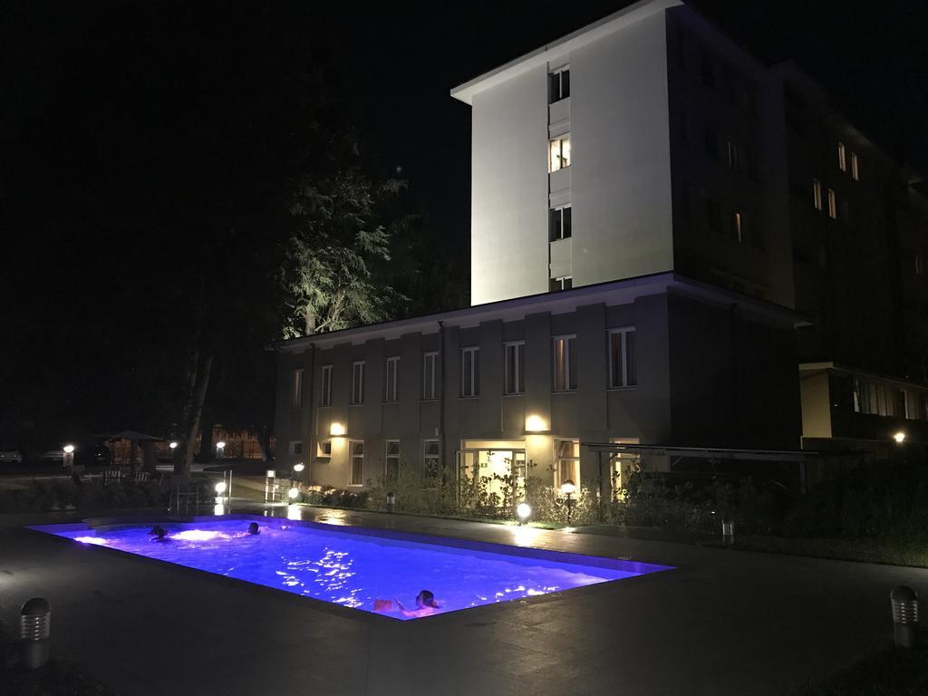 ホテル イビス スタイルズ ヴァレーゼ バレーゼ エクステリア 写真